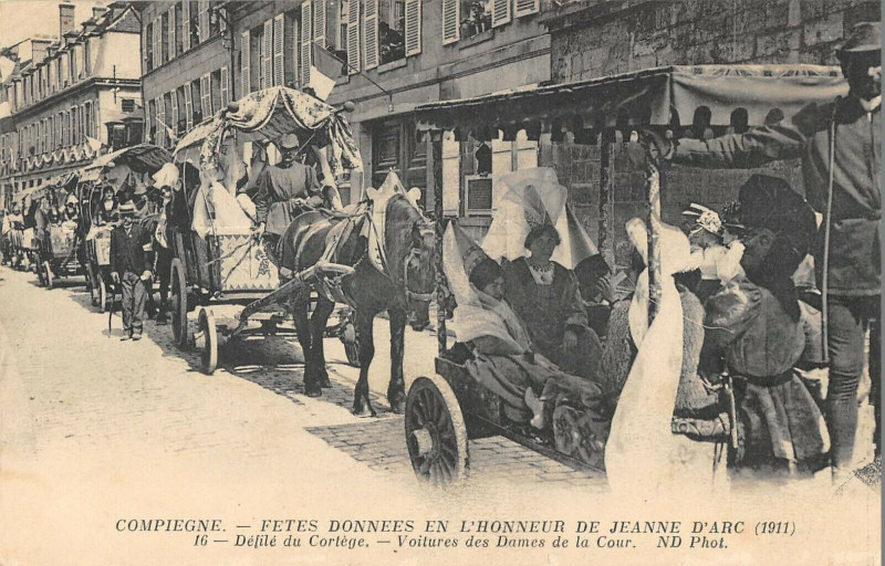 Carte postale ancienne Compiegne Fetes De Jeanne D'Arc Defile Voitures Des Dames De La Cour à Compiègne