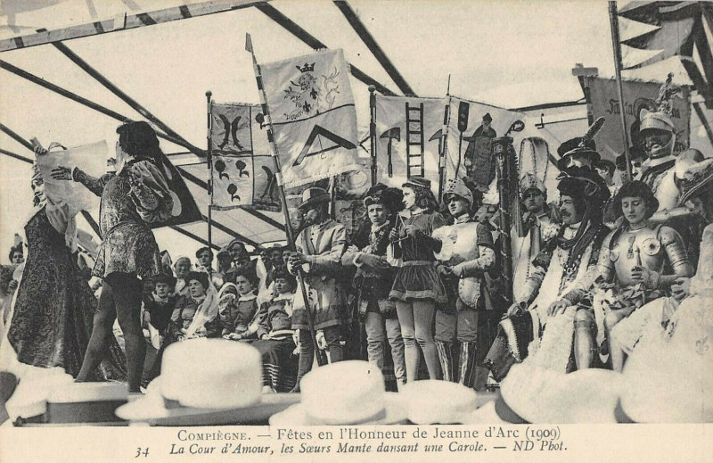 Carte postale ancienne Compiegne Fetes De Jeanne D'Arc La Cour D'Amour Les Soeurs Mante à Compiègne