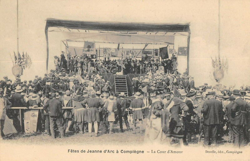 Carte postale ancienne Compiegne Fetes De Jeanne D'Arc La Cour D'Amour à Compiègne
