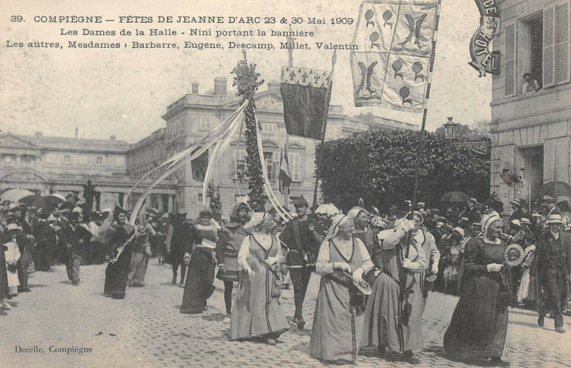 Carte postale ancienne Compiegne Fetes De Jeanne D'Arc Les Dames De La Halle à Compiègne