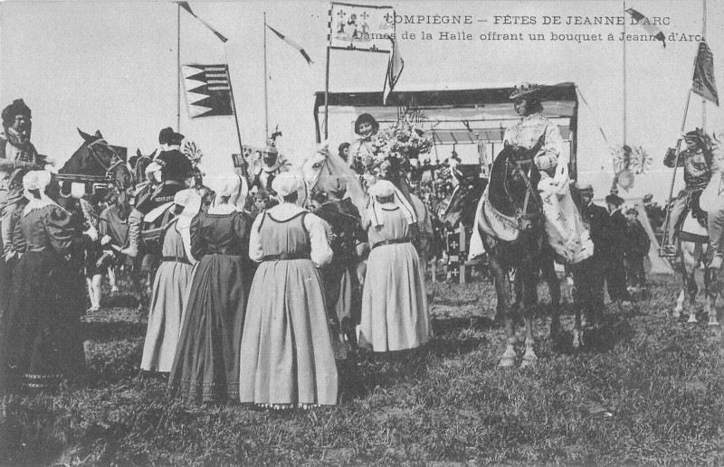 Carte postale ancienne Compiegne Fetes De Jeanne D'Arc Les Dames De La Halle à Compiègne