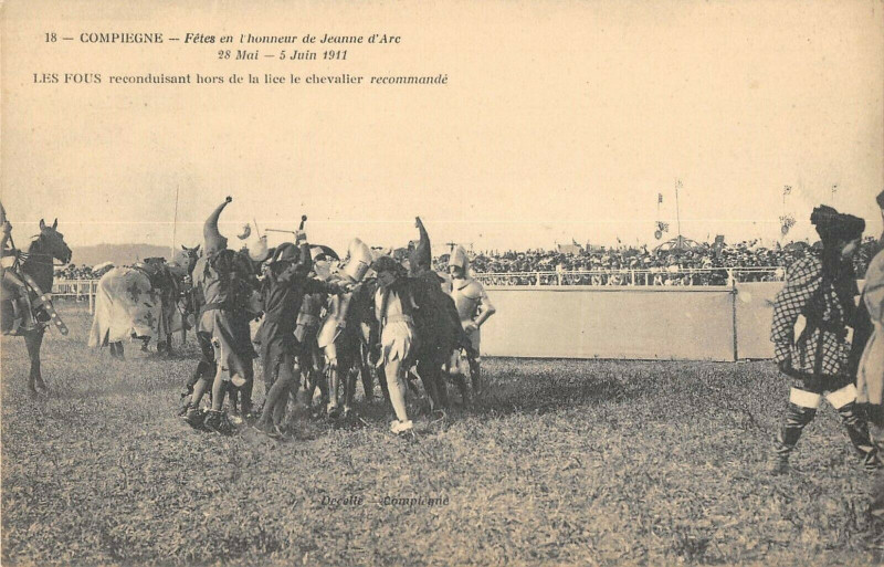 Carte postale ancienne Compiegne Fetes De Jeanne D'Arc Les Fous à Compiègne