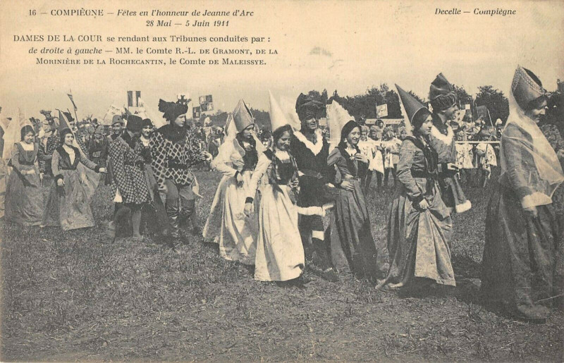 Carte postale ancienne Compiegne Fetes De Jeanne Dames De La Cour à Compiègne