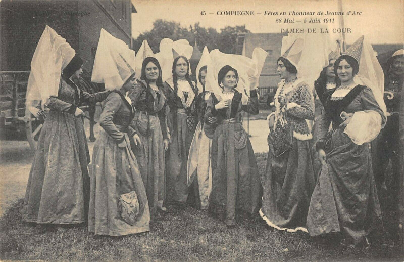 Carte postale ancienne Compiegne Fetes De Jeanne Dames De La Cour à Compiègne