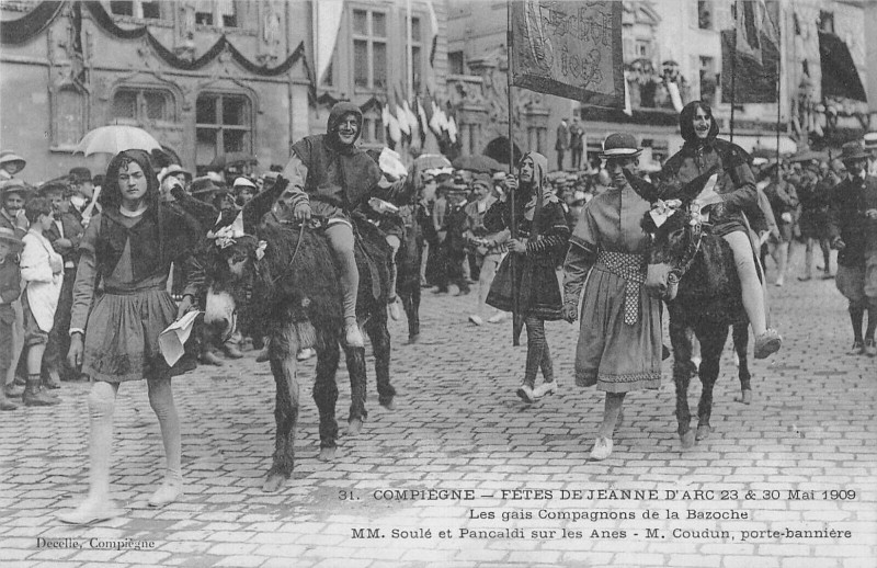 Carte postale ancienne Compiegne Fetes De Jeanne D'Arc Les Gais Compagnols Bazoche à Compiègne