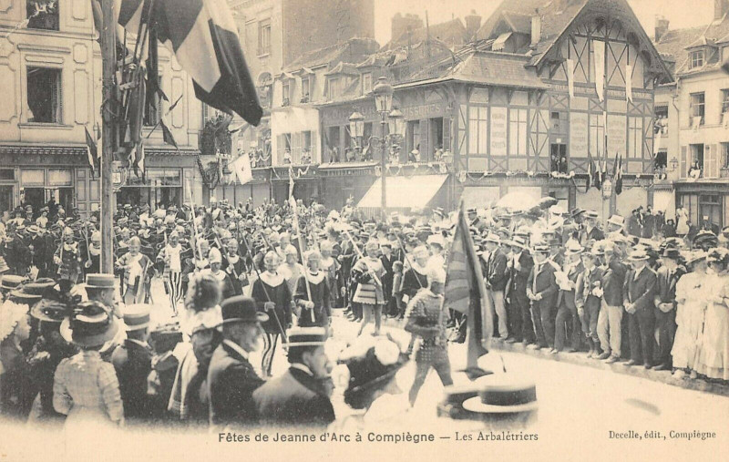 Carte postale ancienne Compiegne Fetes De Jeanne D'Arc Les Arbaletriers à Compiègne