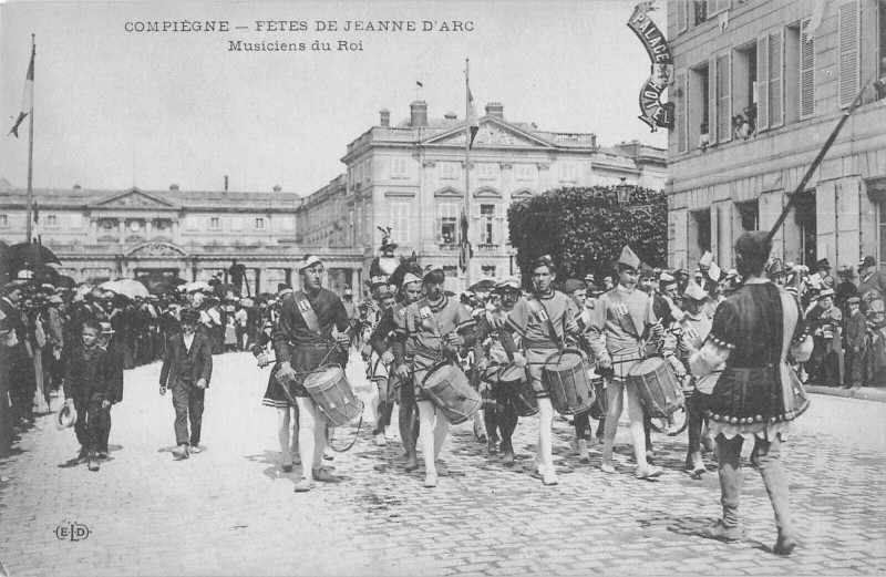 Carte postale ancienne Compiegne Fetes De Jeanne D'Arc Musiciens Du Roi à Compiègne