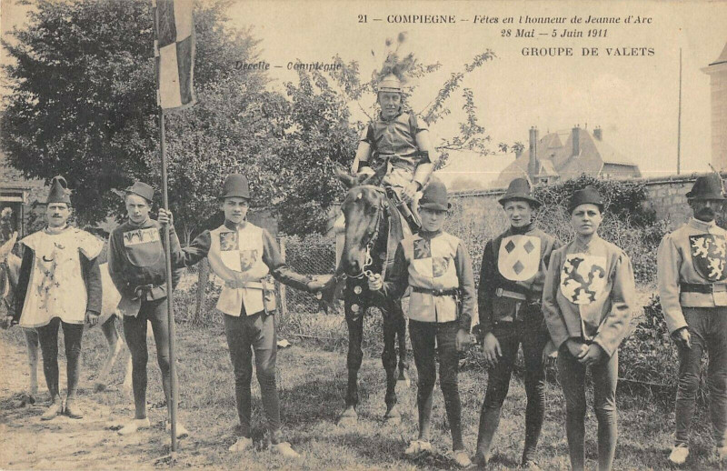 Carte postale ancienne Compiegne Fetes De Jeanne D'Arc Groupe De Valets à Compiègne