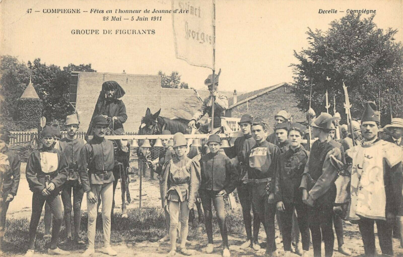 Carte postale ancienne Compiegne Fetes De Jeanne D'Arc Groupe De Figurants à Compiègne