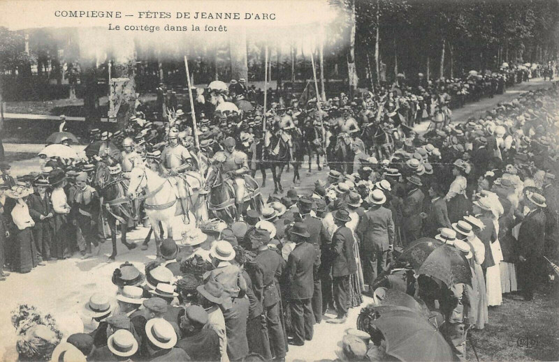 Carte postale ancienne Compiegne Fetes De Jeanne D'Arc Le Cortege Dans La Foret à Compiègne