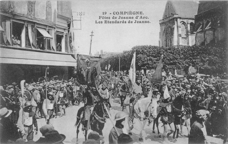 Carte postale ancienne Compiegne Fetes De Jeanne D'Arc Les Etendards De Jeanne à Compiègne