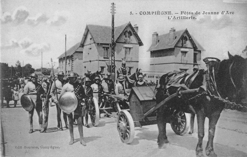 Carte postale ancienne Compiegne Fetes De Jeanne D'Arc L'Artillerie à Compiègne