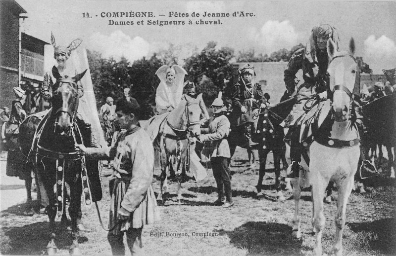 Carte postale ancienne Compiegne Fetes De Jeanne D'Arc Dames Et Seigneurs A Cheval à Compiègne