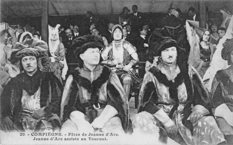 Carte postale ancienne Compiegne Fetes De Jeanne D'Arc Assise Au Tournoi à Compiègne