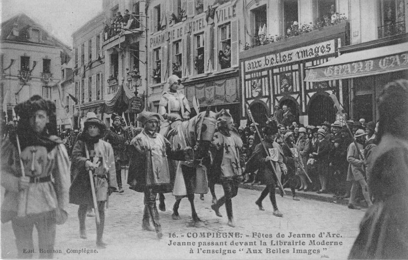 Carte postale ancienne Compiegne Fetes De Jeanne D'Arc Jeanne Passant Devant La Librairie à Compiègne