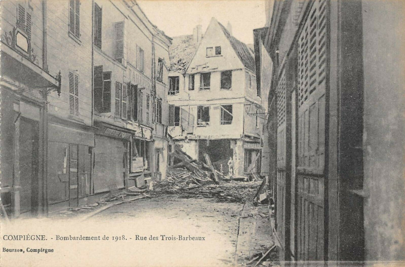 Carte postale ancienne Compiegne Bombardement De 1918 Rue Des 3 Barbeaux à Compiègne