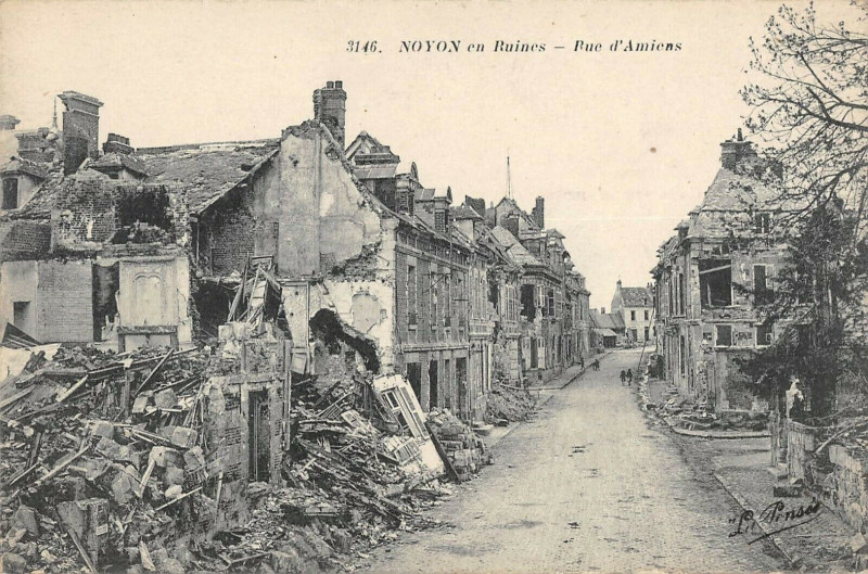 Carte postale ancienne Noyon Rue D'Amiens à Noyon