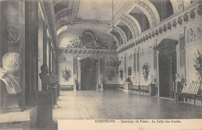 Carte postale ancienne Compiegne Interieur Du Palais Salle Des Gardes à Compiègne