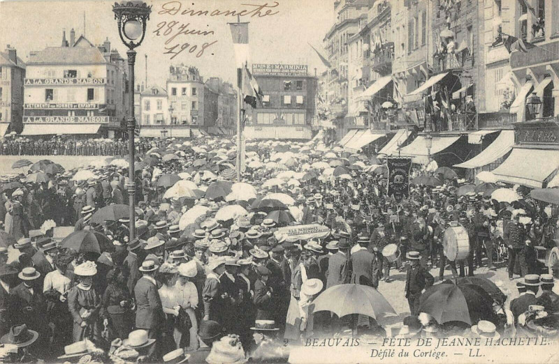 Carte postale ancienne Beauvais Fete De Jeanne Hachette Defile Du Cortege à Beauvais