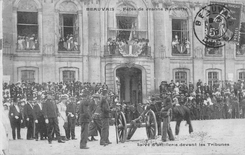 Carte postale ancienne Beauvais Fete De Jeanne Hachette Salve D'Artillerie Devant Les Tribunes à Beauvais