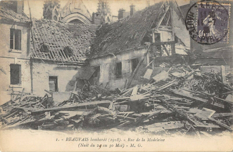 Carte postale ancienne Beauvais Rue De La Madeleine à Beauvais