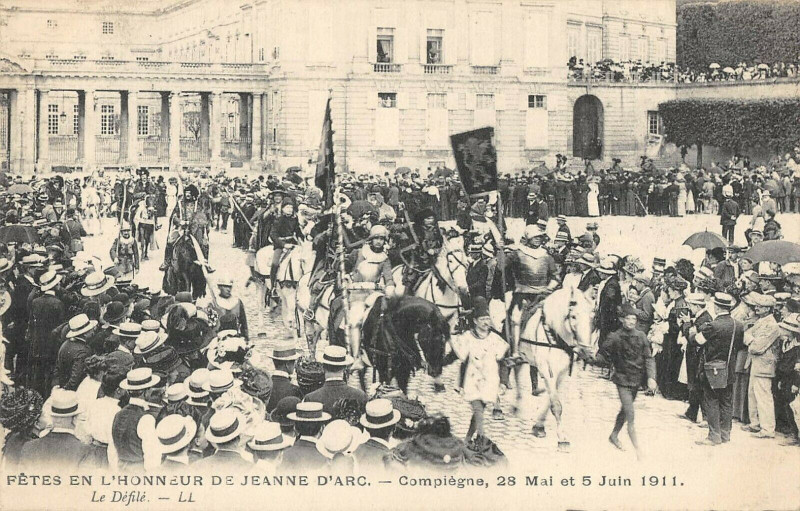 Carte postale ancienne Compiegne Fetes De Jeanne D'Arc Le Defile à Compiègne