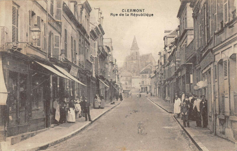 Carte postale ancienne Clermont Rue De La Republique à Clermont