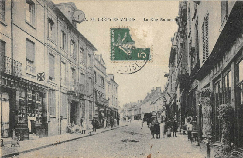 Carte postale ancienne Crepy En Valois La Rue Nationale