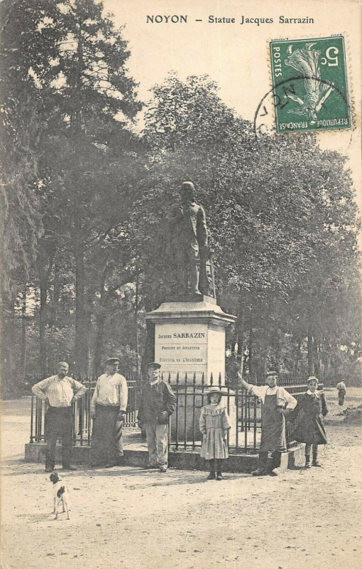 Carte postale ancienne Noyon Statue Sarrazin à Noyon