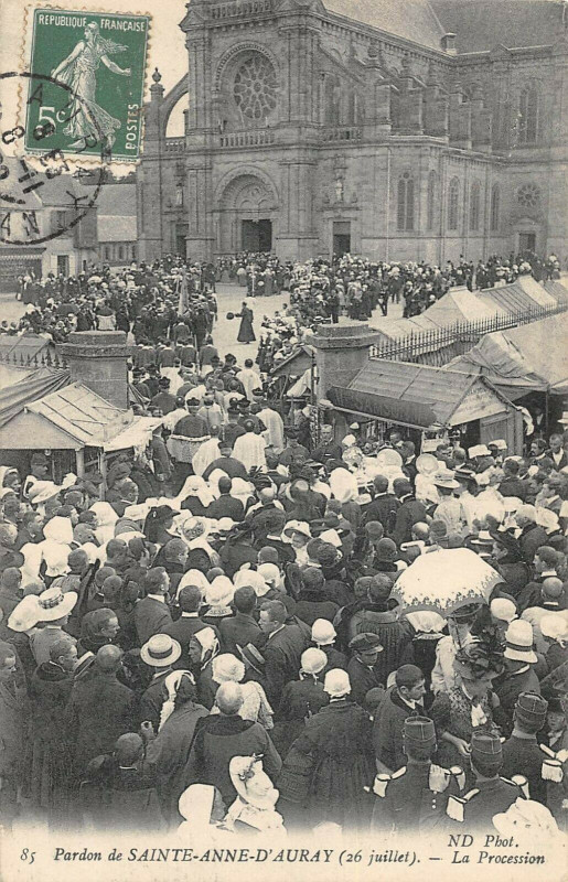 Carte postale ancienne Pardon De Sainte Anne D'Auray La Procession à Auray