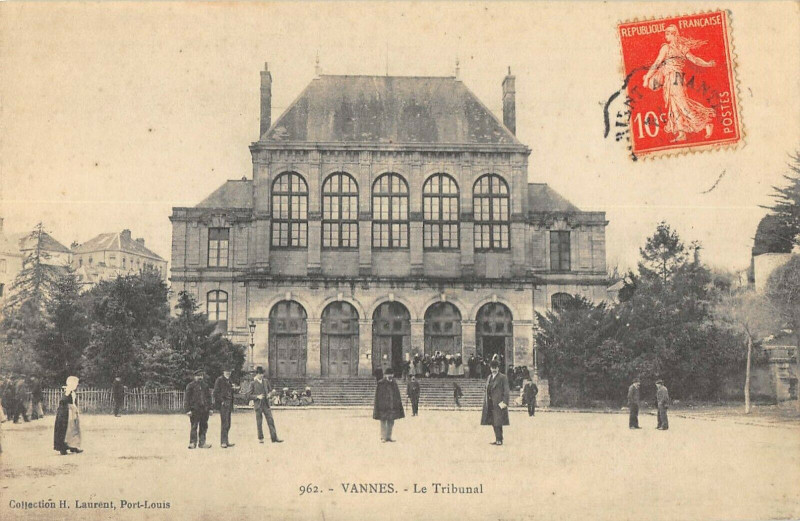 Carte postale ancienne Vannes Le Tribunal à Vannes