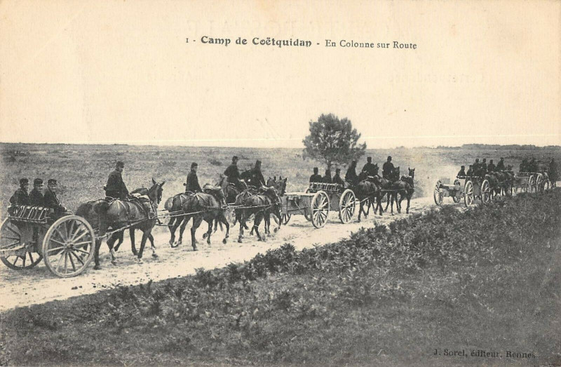 Carte postale ancienne Camp De Coetquidan En Colonne Sur Route