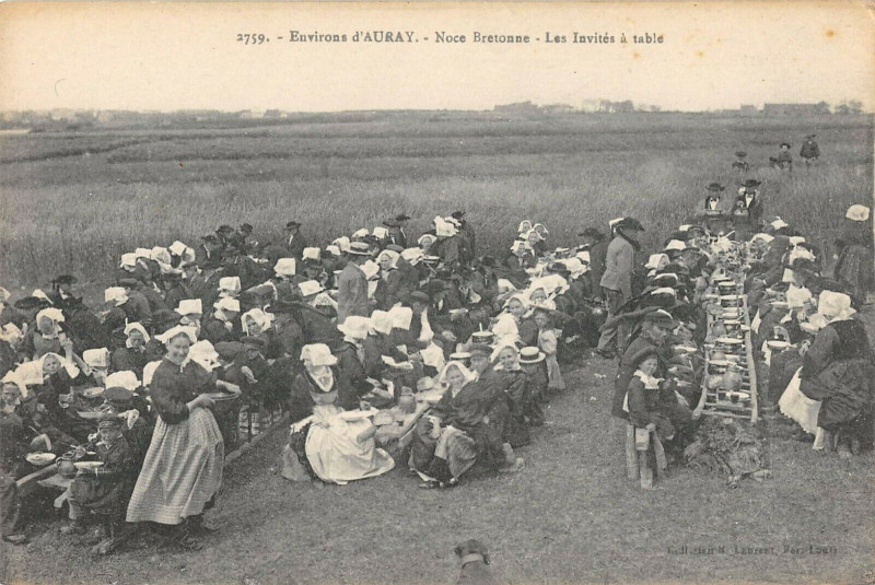 Carte postale ancienne Env.auray Noce Bretonne Les Invites A Table à Auray
