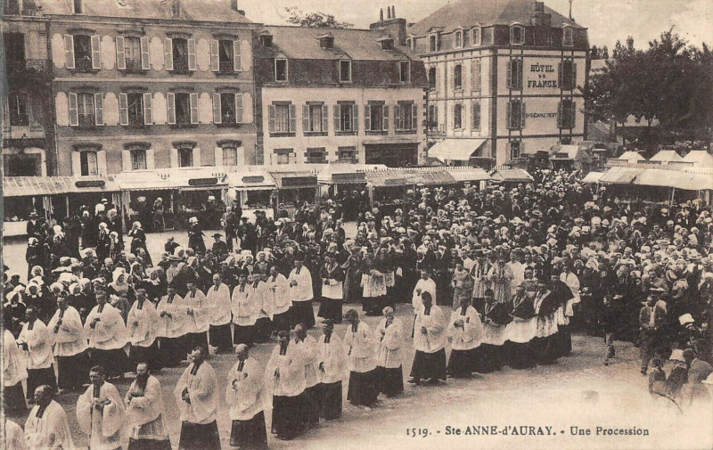 Carte postale ancienne Sainte Anne D'Auray Une Procession à Auray