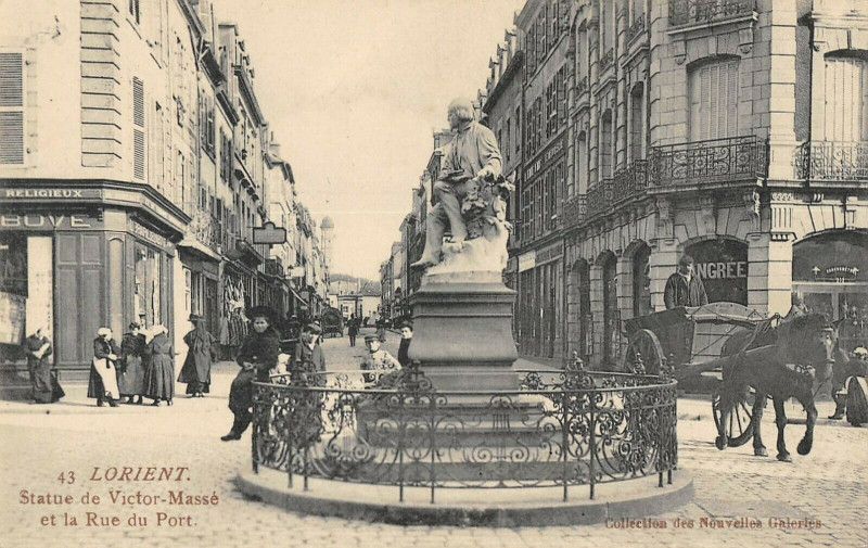 Carte postale ancienne Lorient Statue Victor Masse Et La Rue Du Port à Lorient