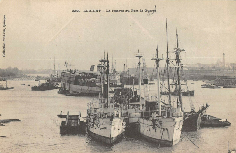 Carte postale ancienne Lorient La Reserve Au Port De Guerre à Lorient