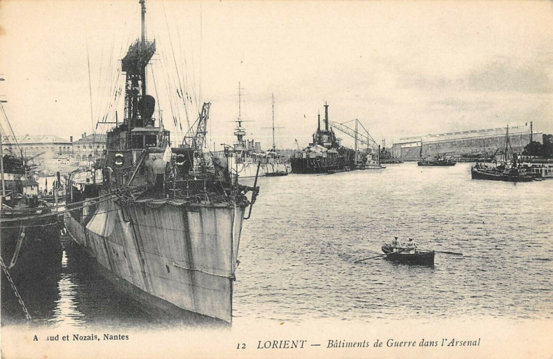 Carte postale ancienne Lorient Batiments De Guerre Dans L'Arsenal à Lorient