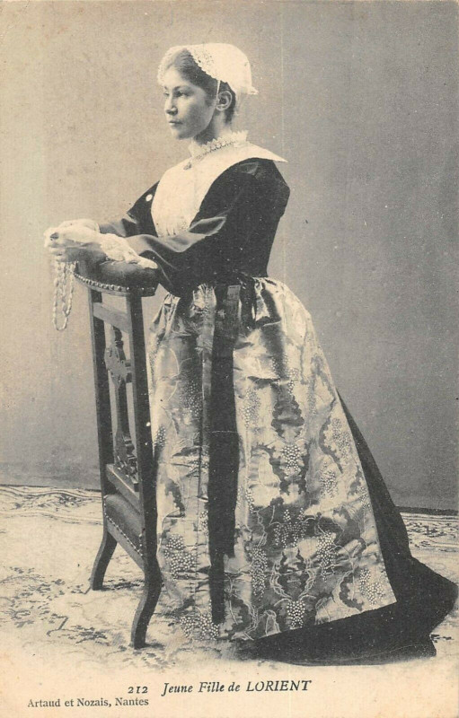 Carte postale ancienne Jeune Fille De Lorient à Lorient