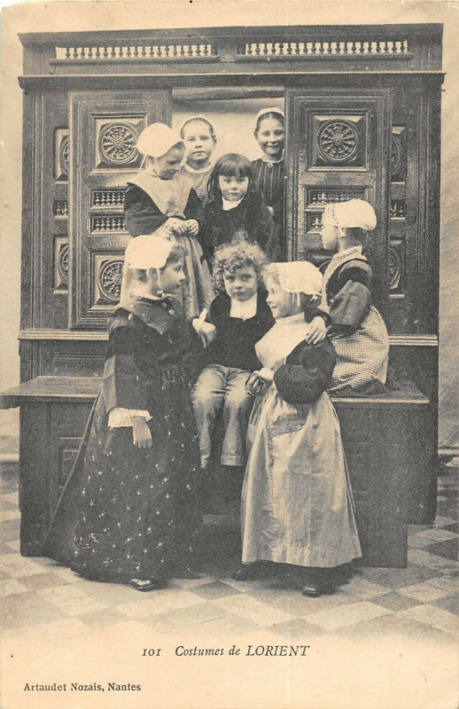 Carte postale ancienne Costumes De Lorient à Lorient