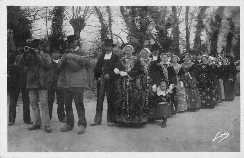 Carte postale ancienne Env. De Lorient Noce Bretonne Revenant Du Bourg à Lorient
