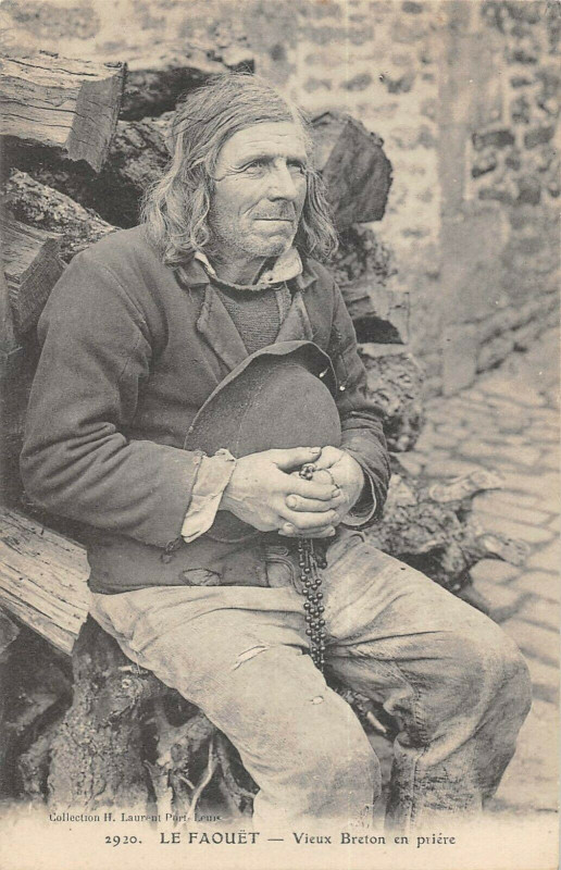 Carte postale ancienne Le Faouet Vieux Breton En Priere