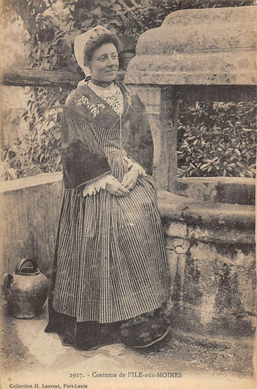 Carte postale ancienne Costume  De L'Ile Aux Moines