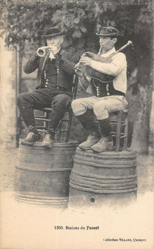 Carte postale ancienne Binious Du Faouet