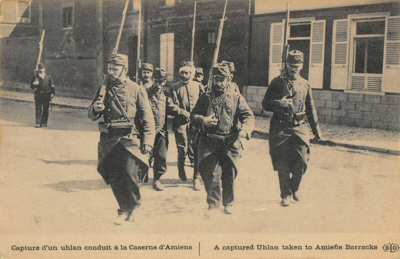 Carte postale ancienne Capture D'Un Uhlan Conduit A La Caserne D'Amiens à Amiens