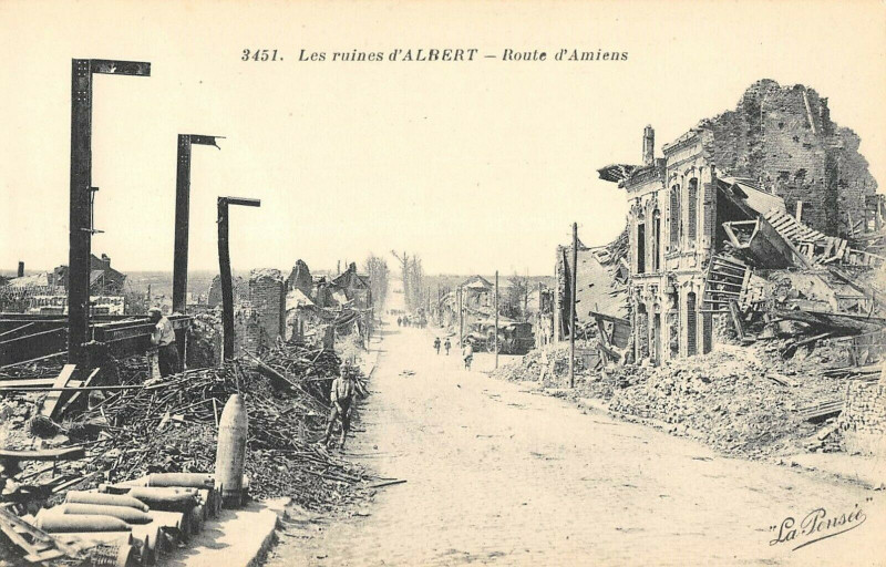 Carte postale ancienne Les Ruines D'Albert Route D'Amiens à Albert