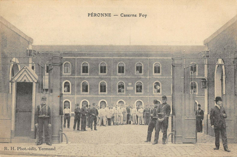 Carte postale ancienne Peronne Caserne Foy à Péronne