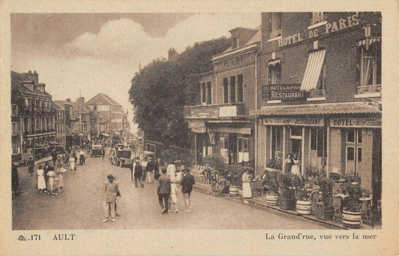Carte postale ancienne Ault La Grand Rue Vue Vers La Mer à Ault