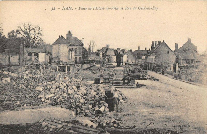 Carte postale ancienne Place de l'Hôtel de Ville et Rue du Général-Foy à Ham