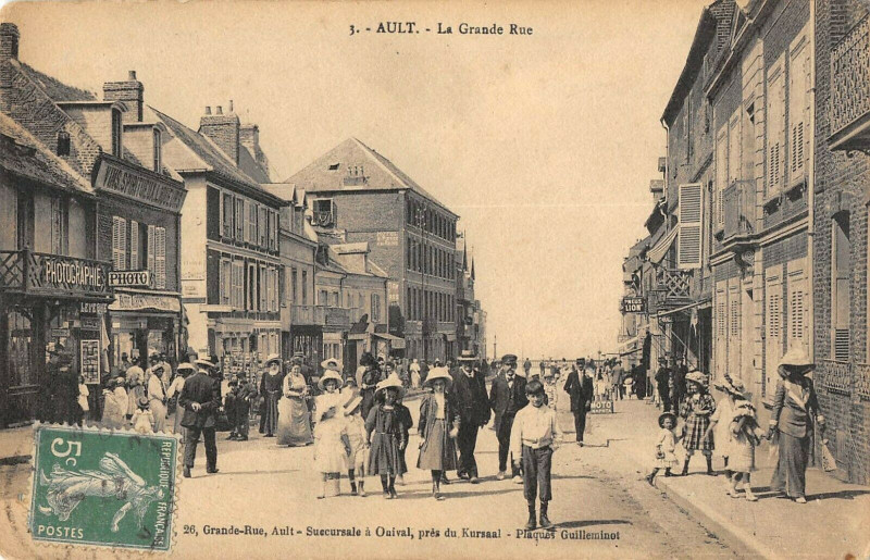 Carte postale ancienne Ault La Grande Rue à Ault
