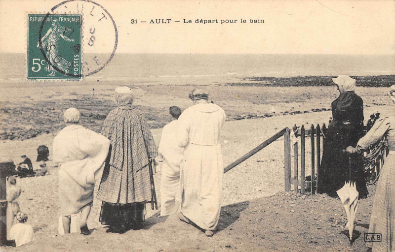 Carte postale ancienne Ault Le Depart Pour Le Bain à Ault